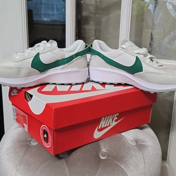 NWT Nike White and Green Athletic Shoes - Picture 3 of 7